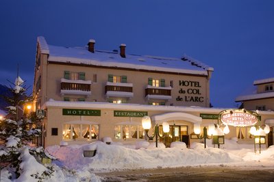 Extérieur de l'hôtel enneigé