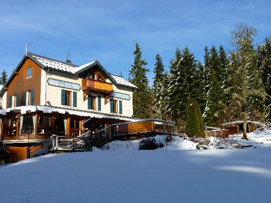 Extérieur auberge enneigée