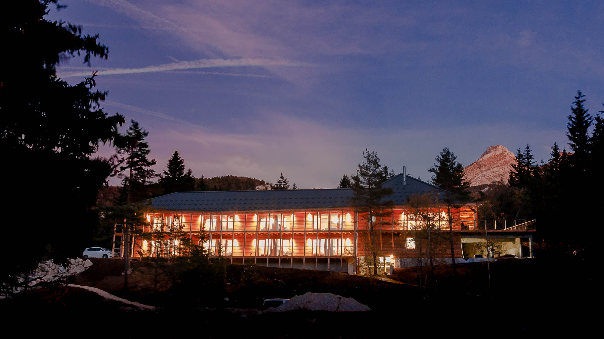 bâtiment éclairé de nuit