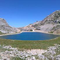 Vue sur l'abri des Crêtes depuis le lac de la Moucherolle