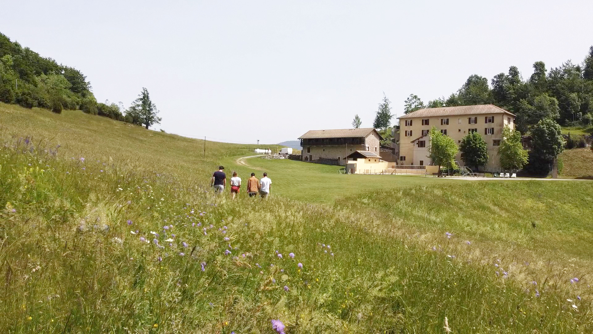 Vue de l'auberge depuis la prairie