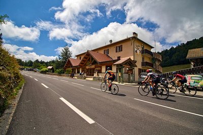 Accueil vélo à l'auberge, Hostel Quartier Libre, à la sortie de la sublime route de Combe Laval
