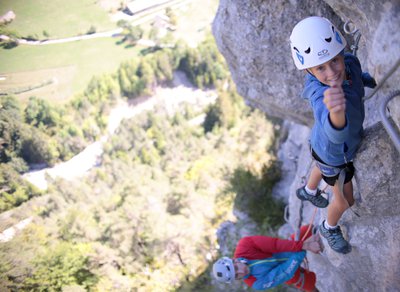 Lubin attrape le barreau suivant de la via ferrata