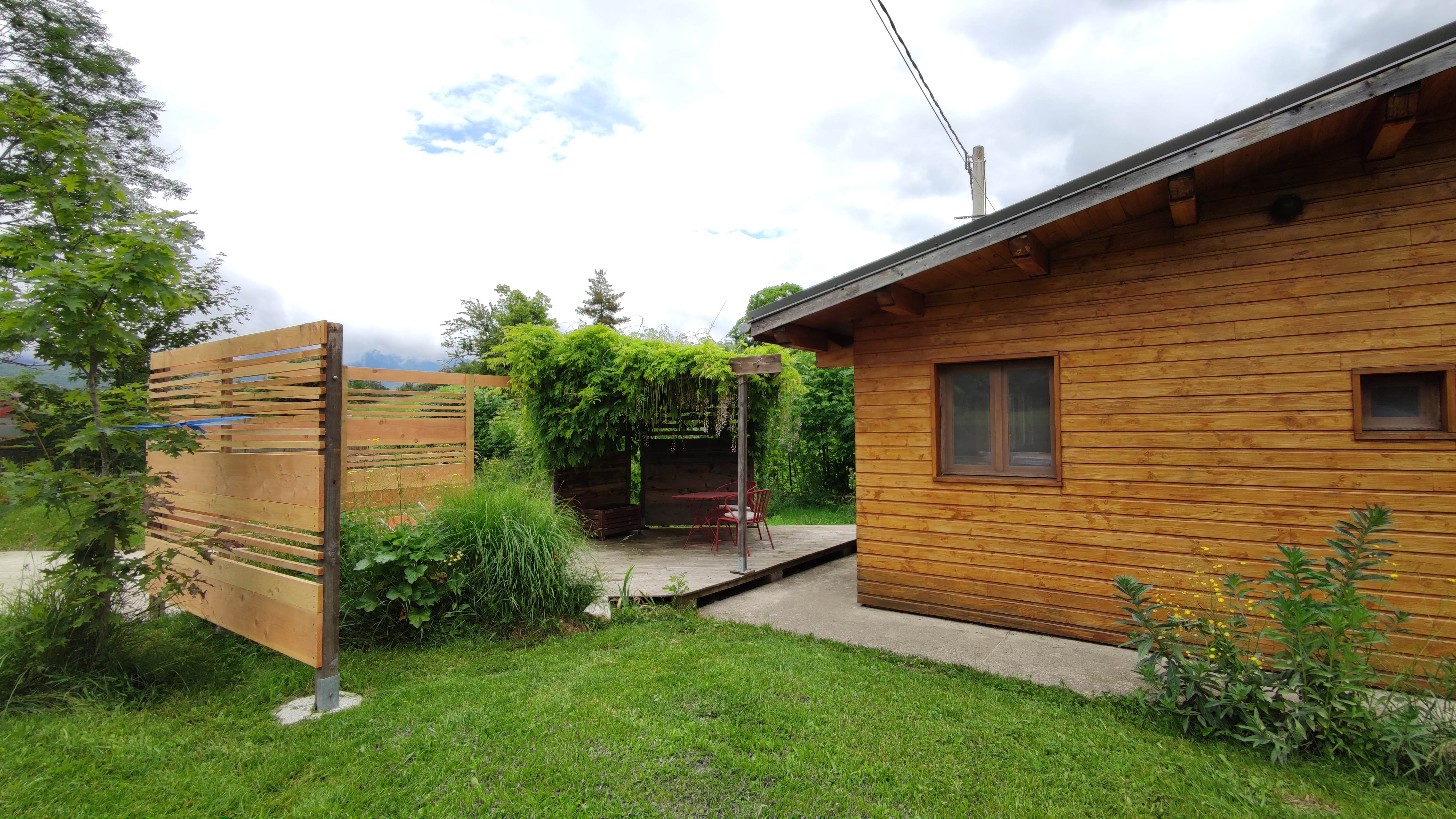 Extérieur et entrée du petit gîte