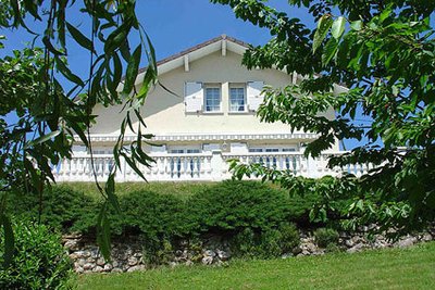 La villa, Gîte les Althéas à La Chapelle en Vercors, avec son parc arboré