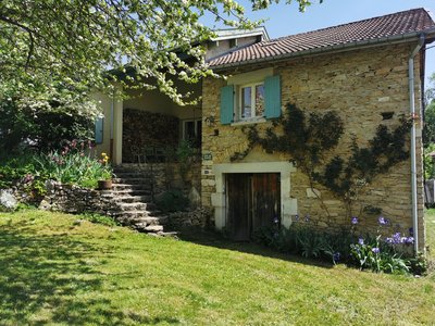 Le gîte avec son coin de verdure ombragé