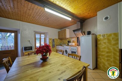 L'entrée du gîte donnant sur la cuisine équipée