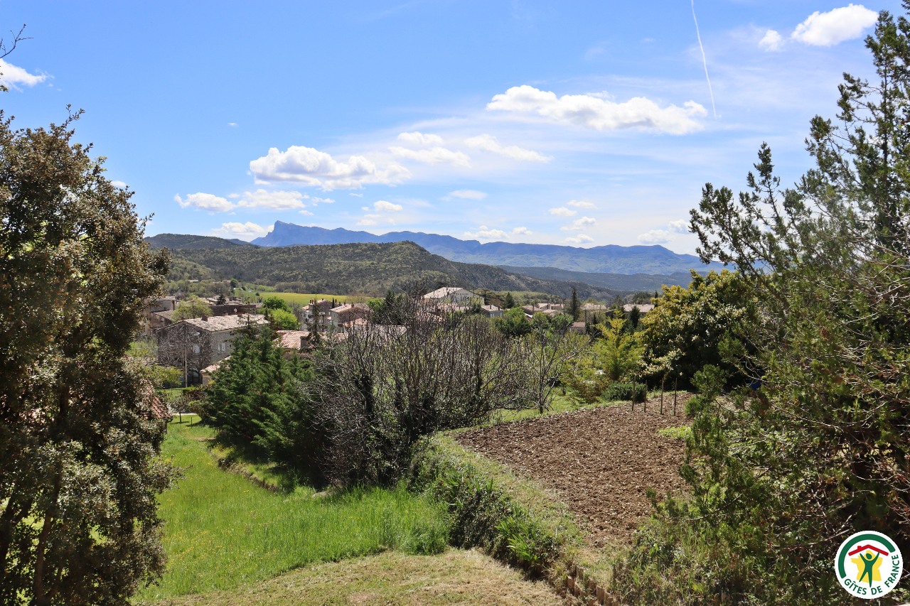 Vue sur la vallée de la Gervanne et les 3 Becs depuis la terrasse.