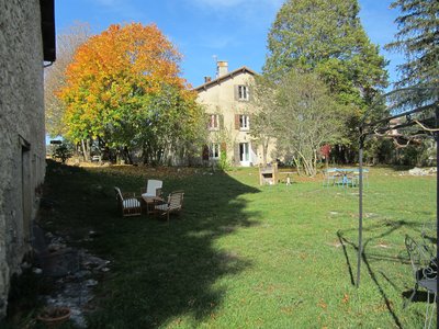 Dans le jardin en automne du gîte de la Doline, Sapiau, à Vassieux en Vercors