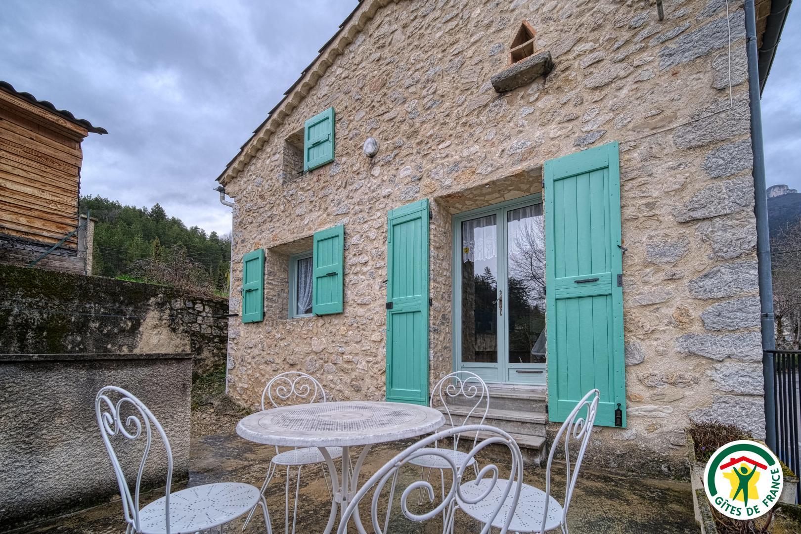 Vue extérieure du gîte, avec la terrasse