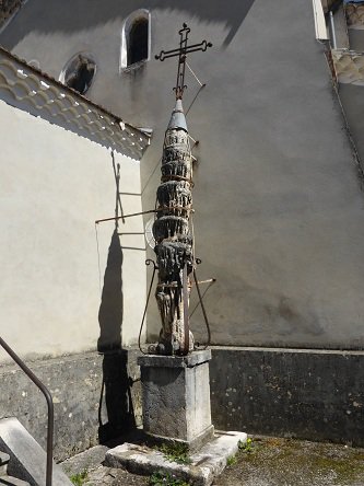 Stalagmite devant l'Eglise de Saint-Julien