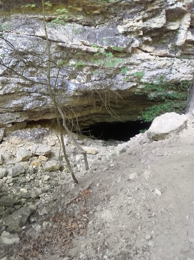 L'entrée de la grotte de Frochet