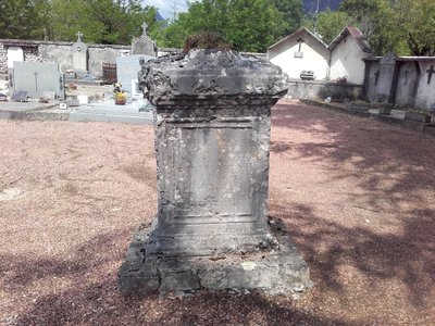 La pierre tombale gallo-romaine au cimetière de Saint-Laurent