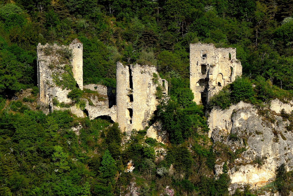 The feudal castel ruins - VERCORS OUTDOOR