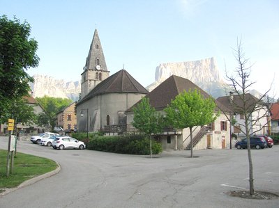 L'église de Chichilianne et le Mont Aiguille en arrière-plan