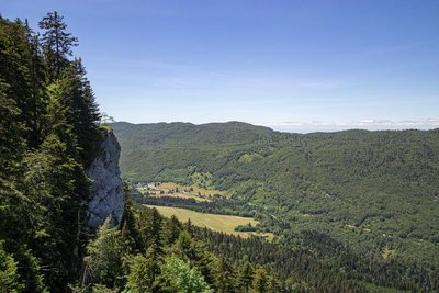 Vue sur la vallée de Rencurel depuis le Pas de pertuson