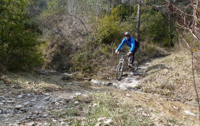 Sur un sentier du tour de Quint