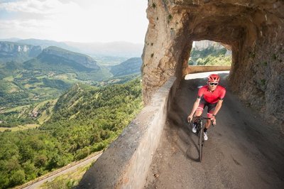 Cycliste sur la route de Presles