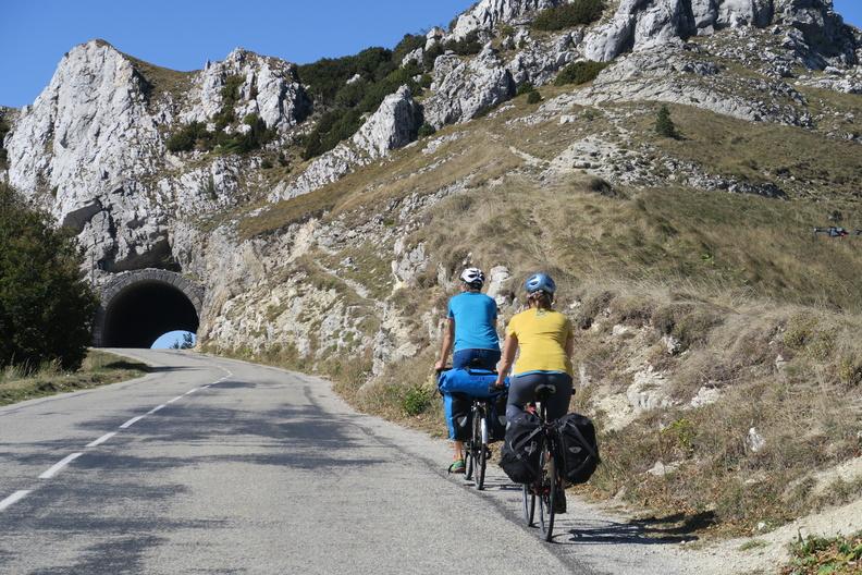 Cycliste sur la route vers le Col de la Bataille