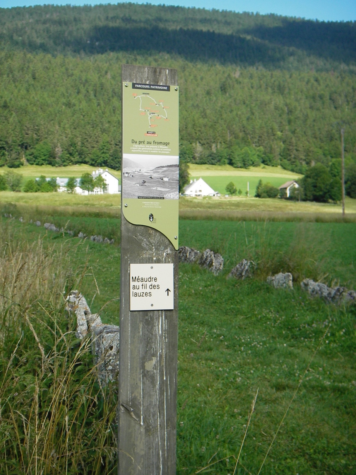 Borne explicative sur le sentier du patrimoine