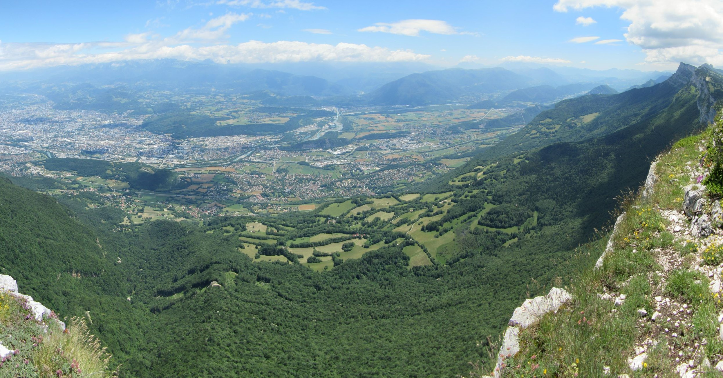 Le plateau de la Tourbière du Peuil sous le regard des falaises de la barrière Est du Vercors