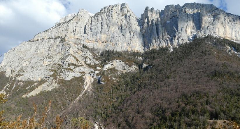 Vue des falaises depuis le Col de Ménil